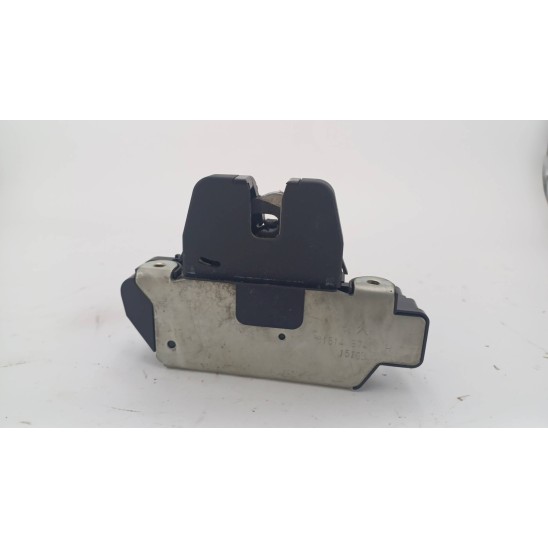 verrouillage de la porte arrière par PEUGEOT 2008 BlueHDi 75 Suv 5p/d/1560cc 9151487499h